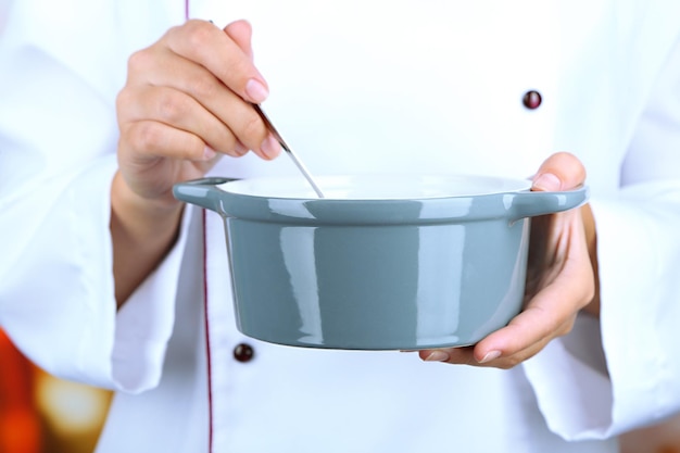 Zbliżenie gotującej ręki